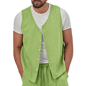 Dettaglio del gilet verde chiaro in finto lino con cinque bottoni bianchi e scollo a V