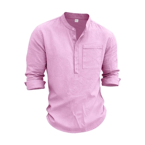 Dettaglio del colletto a listino in lino e dell'abbottonatura sulla camicia rosa uomo