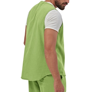 Dettaglio della trama in cotone e lino verde salvia sul set estivo uomo con gilet e pantaloni