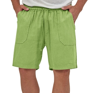 Dettaglio dei pantaloncini in cotone lino verde chiaro con vita elastica e grandi tasche