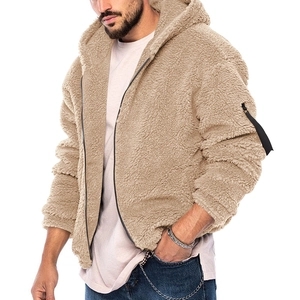 Dettaglio giacca in pile teddy beige con cappuccio e nastro decorativo sulla manica