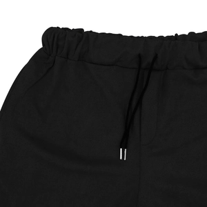 Dettaglio macro dei pantaloni casual da uomo con vita elastica e coulisse con punte in metallo