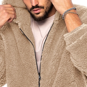 Detailaufnahme der schweren Fleece-Herrenjacke in Camel mit weicher Textur und Reißverschluss