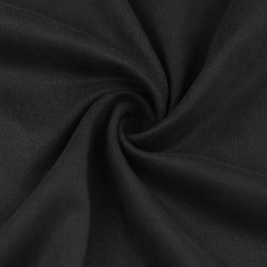 Dettaglio del tessuto scamosciato nero con mano morbida ed eleganti pieghe a spirale
