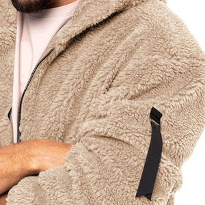 Detailansicht der Herren Fleecejacke mit Kapuze, Reißverschluss und schwarzem Ärmelband