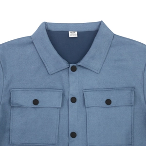 Dettaglio del colletto della giacca polo blu con tasche sul petto e bottoni neri