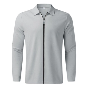 Détail de la maille gaufrée et fermeture éclair d'une veste polo grise pour hommes