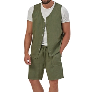 Completo uomo due pezzi gilet verde oliva e pantaloncini con texture in cotone e lino