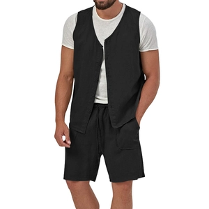 Completo estivo da uomo in due pezzi con gilet nero bottoni e pantaloncini abbinati