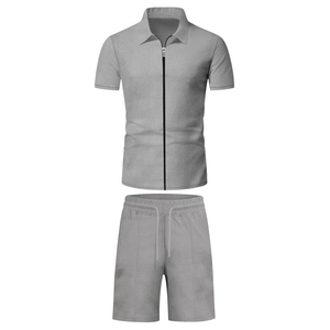 Detail der grauen Waffelstruktur am Herren-Polohemd mit Reißverschluss und Shorts-Set