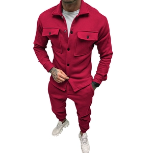 Tuta sportiva da uomo rossa in due pezzi con colletto polo e tasche sul petto