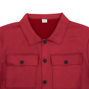 Dettaglio della giacca polo casual rossa con trama scamosciata e tasche sul petto a bottoni