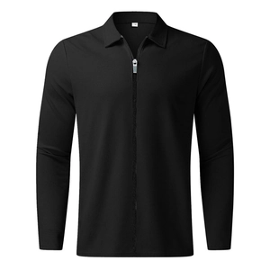Gros plan sur la texture gaufrée noire d'un polo à manches longues pour hommes zippé