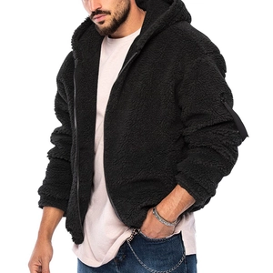 Dettaglio giacca nera in pile con cappuccio, tasca sulla manica e design stile urbano
