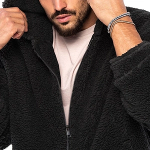 Detail eines schwarzen Fleece-Hoodies mit robustem Metallreißverschluss und dicker Textur