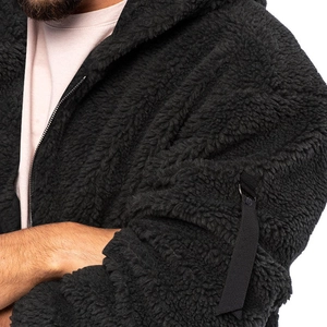 Detailaufnahme der schweren schwarzen Fleece-Textur und des Metallreißverschlusses am Hoodie