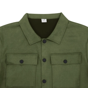 Dettaglio del tessuto scamosciato verde militare e tasche sul petto della polo da uomo