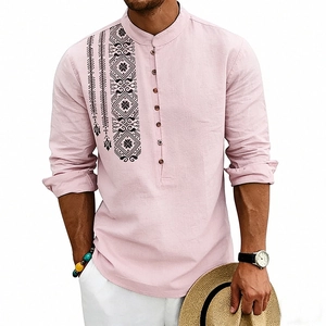 Camicia da uomo bohémien in lino rosa chiaro con ricamo geometrico nero sul petto destro