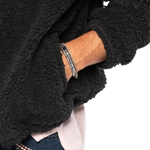 Nahaufnahme des mehrlagigen Herren-Armbands im Boho-Stil mit silber-grauen Perlen