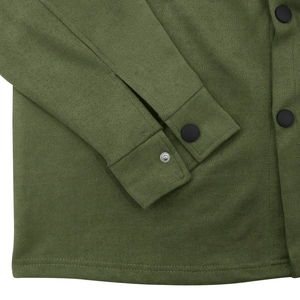 Dettaglio dei polsini della polo verde militare con bottoni a pressione neri e trama fine
