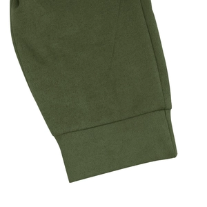 Dettaglio del tessuto a maglia verde militare con polsini a costine e cuciture rifinite