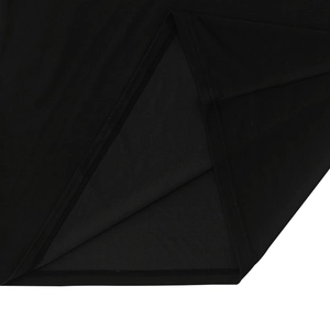 Détail de l'ourlet de la chemise noire pour hommes montrant la fente latérale et la couture