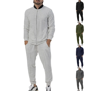 Detailansicht des Herren Sportanzugs mit Reißverschlussjacke und passender Jogginghose