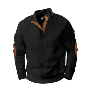 Detalle de jersey negro con parches marrones en los codos y textura acolchada de rombos