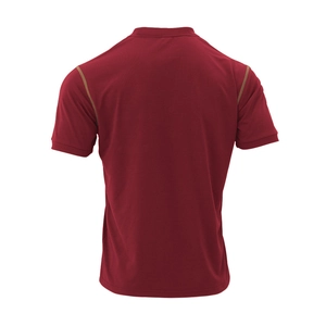 Vue arrière du polo bordeaux avec coutures contrastées dorées sur les épaules de l'homme