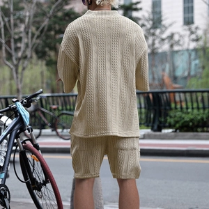Detail eines beige Herren-Stricksets mit 3D-Strukturmuster und Jacquard-Gewebe am Rücken