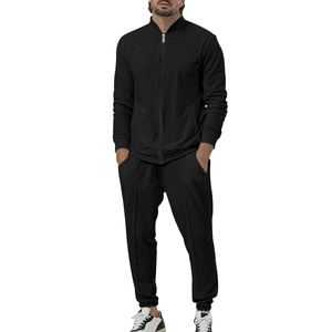 Detail eines schwarzen Herren-Trainingsanzugs mit Stehkragenjacke und Jogginghose