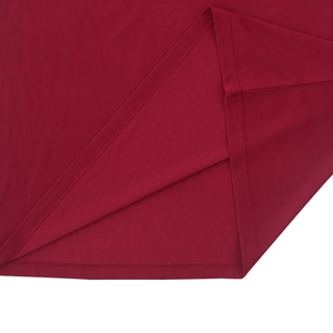 Vue détaillée du tissu en maille rouge foncé montrant la couture à double aiguille