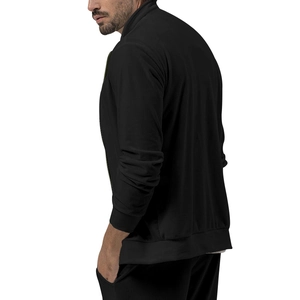 Detailansicht der schwarzen minimalistischen Herren Sportjacke mit Rippbündchen und Saum