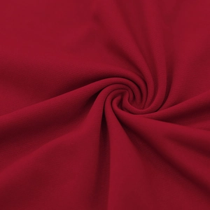 Gros plan détaillé du tissu en maille rayé rouge foncé montrant texture et drapé