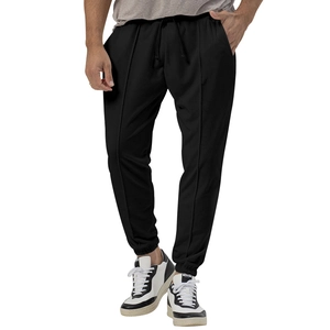 Details der schwarzen Herren-Jogginghose mit elastischen Bündchen und Frontnaht