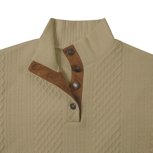 Detalle de la textura acolchada y el cuello alto con tapeta de botones para hombre