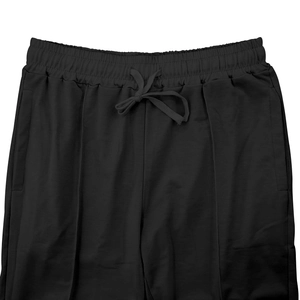 Detail der schwarzen Sporthose mit elastischem Kordelzug und vertikalen Ziernähten