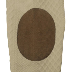 Detalle de manga de punto beige con textura de diamantes y codera ovalada marrón