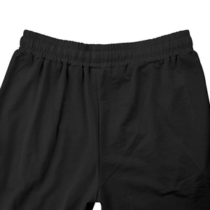 Detail des elastischen Hosenbunds der minimalistischen schwarzen Herrenfreizeithose