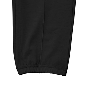 Detail der elastischen Rippbündchen an schwarzer Jogginghose mit robuster Doppelnaht