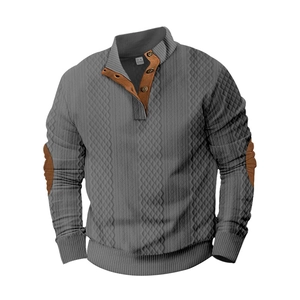 Detalle de jersey gris para hombre con textura de punto 3D y adornos de cuero marrón