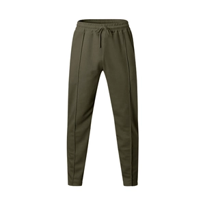 Detail der armee-grünen Herren-Jogginghose mit Kordelzug und markanter vorderer Nahtführung
