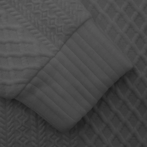 Detalle de la tela con relieve de diamante y puños acanalados en sudadera de hombre