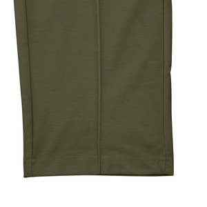 Gros plan détaillé de l'ourlet de pantalon vert foncé avec couture double et texture du tissu