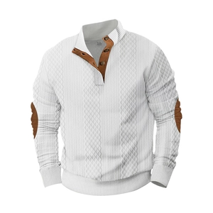 Detalle de sudadera blanca para hombre con parches marrones en los codos de ante