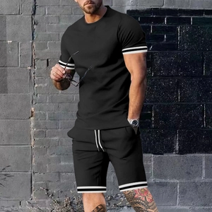 Conjunto deportivo negro para hombre con rayas blancas y pantalones cortos con cordón