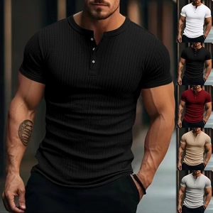Details der Rippstruktur und des Dreiknopf-Ausschnitts verschiedenfarbiger Henley-Shirts