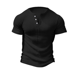 Detailansicht eines schwarzen Henley-Shirts mit Rippenstruktur und Drei-Knopf-Leiste