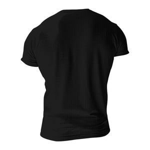 Detailansicht der Rückseite eines schwarzen Slim Fit Poloshirts mit vertikaler Textur