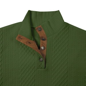 Detalle del cuello polo de punto tipo gofre verde militar con tapeta de gamuza marrón